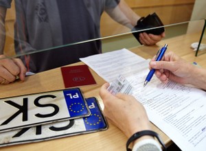 Indywidualne tablice przypisane do właściciela, a nie auta. Minister mówi wprost