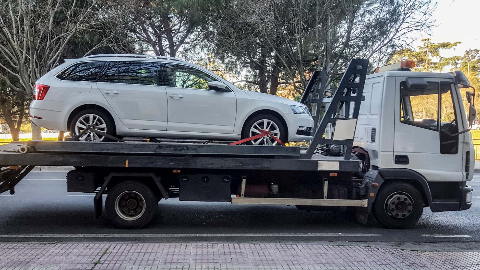 Usługa podwiezienia auta może być odpłatna, zależnie od miasta i czasu, jaki pracownik musi na nią poświęcić.