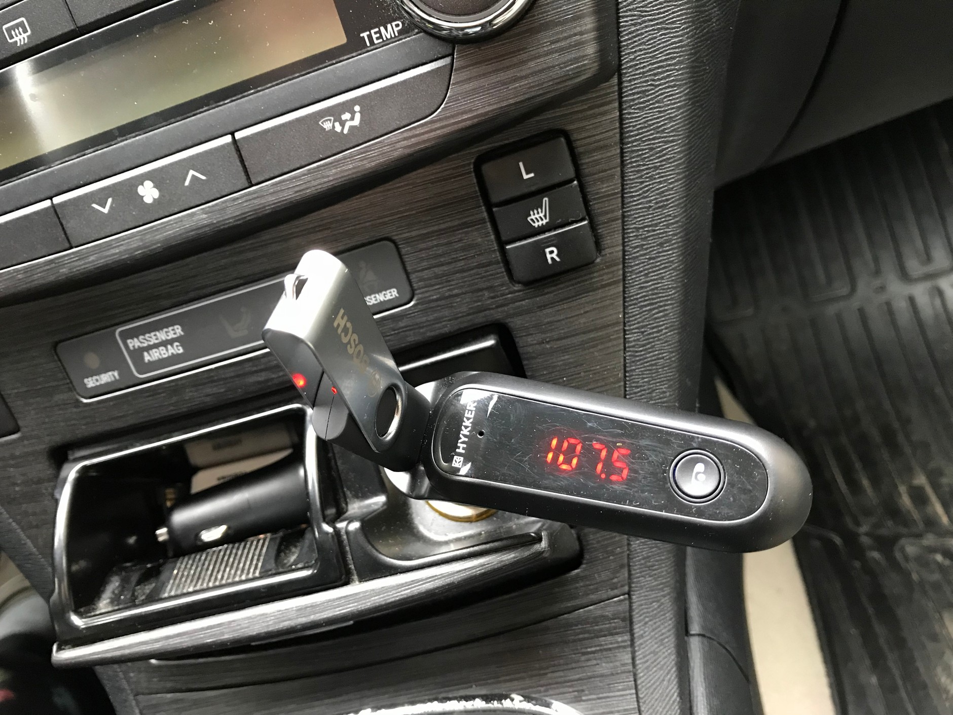 Zwrócmy uwagę na pendrive jakiego będziemy używać. Większe modele będą wyraźnie wystawać. Hykker Wave