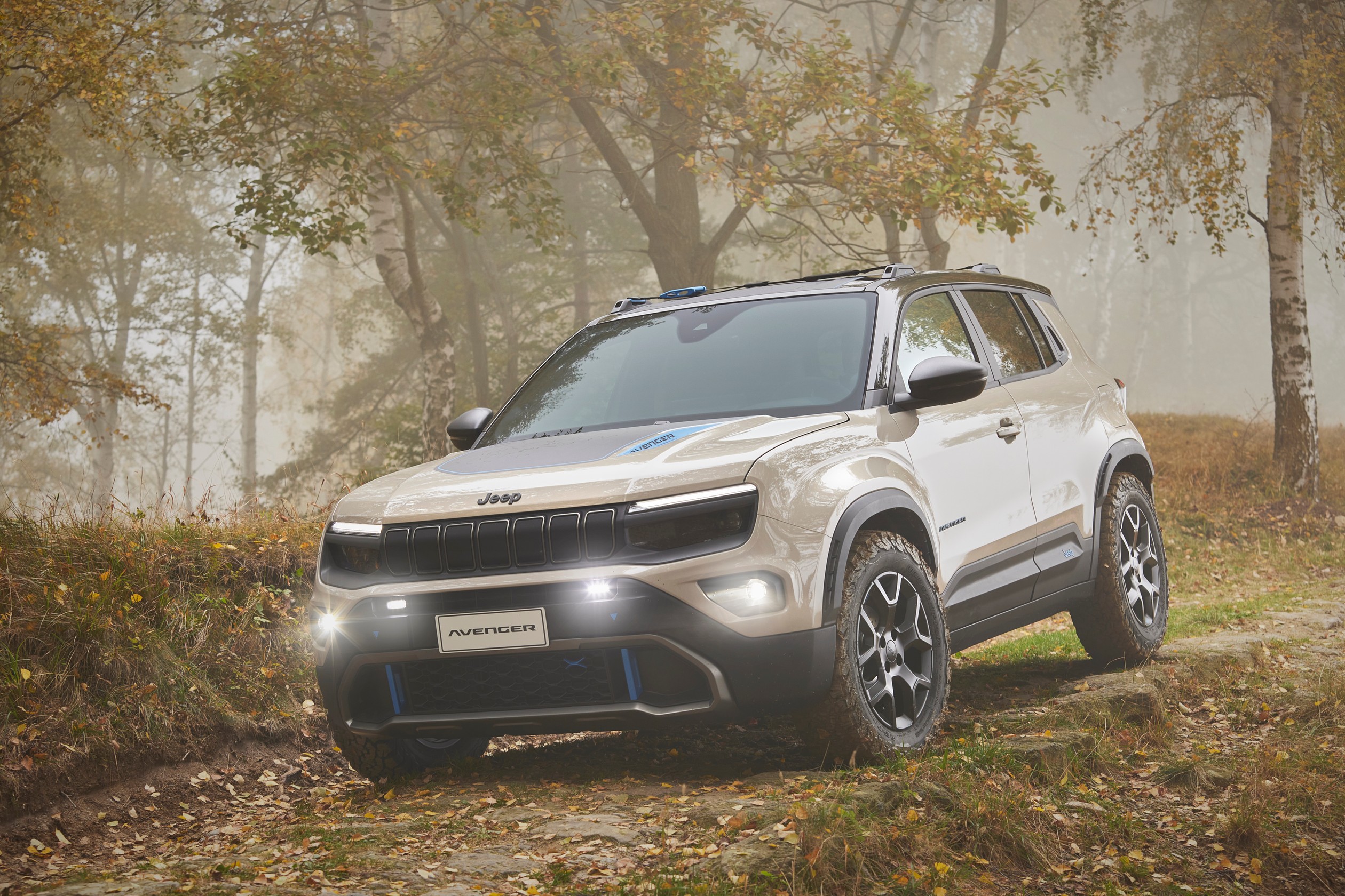 Możliwości terenowye Jeepa Avengera 4x4 są imponujące: kąt natarcia zwiększony do 21 stopni, kąt rampowy do 34 stopni, a kąt zejścia do 20 stopni. Wersja 4x4 ma również mieć prześwit większy niż 200 mm.