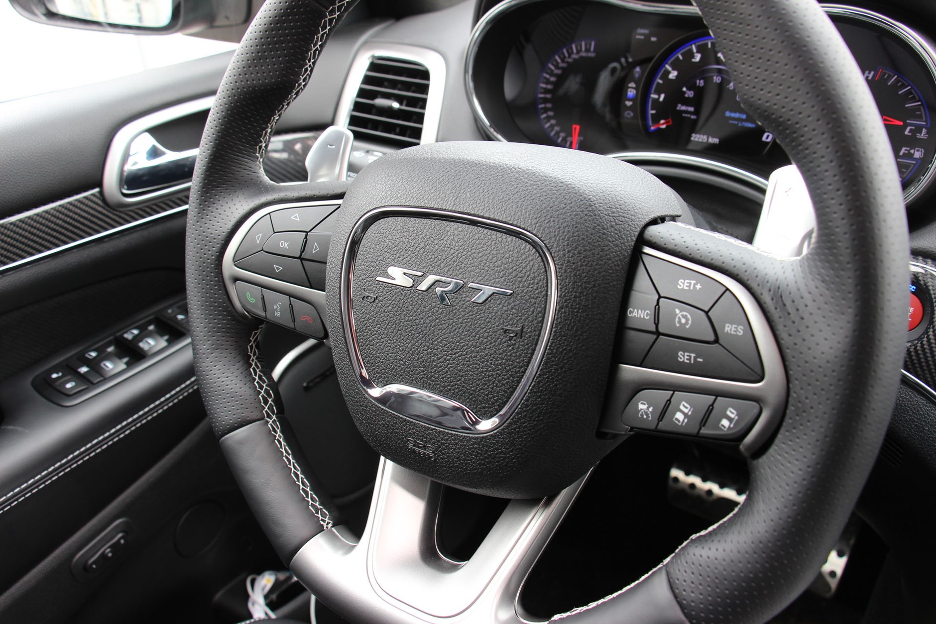 Jeep Grand Cherokee SRT – SUV jakich mało