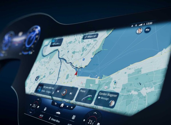 Mercedes - sztuczna inteligencja i ekrany niemal na całą szerokość kabiny