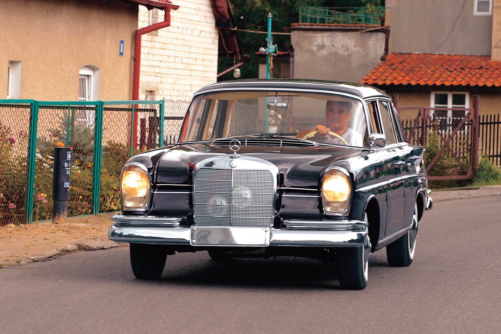 Mercedes W111/W110: bezpieczny i skrzydlaty