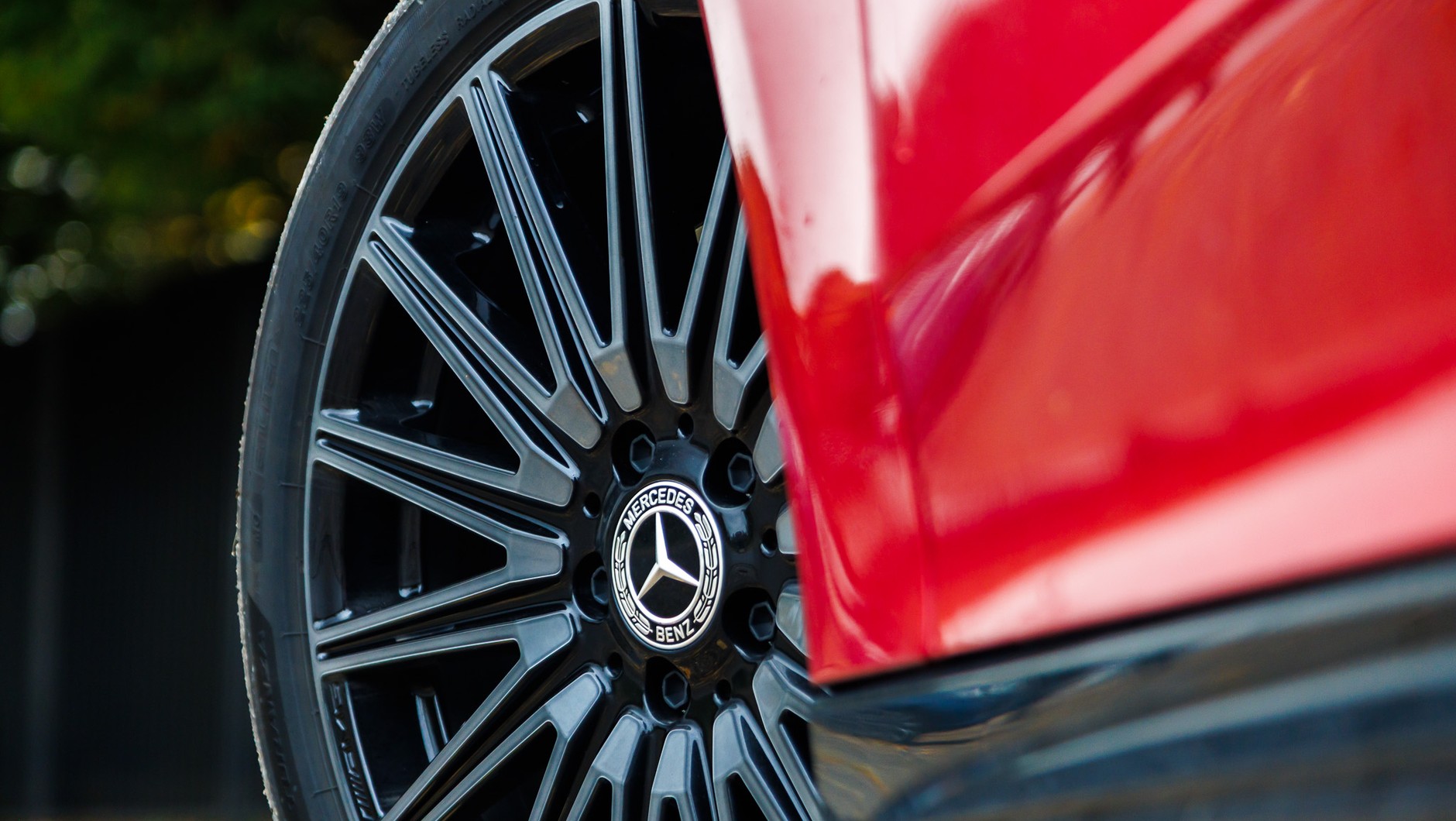 Mercedes CLA 250+ ma bardzo uniwersalnie zestrojone zawieszenie