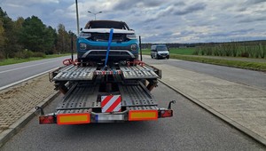 Inspekcja Transportu Drogowego zatrzymała kierowcę lawety. Przewożone auto potraktowano jako odpad