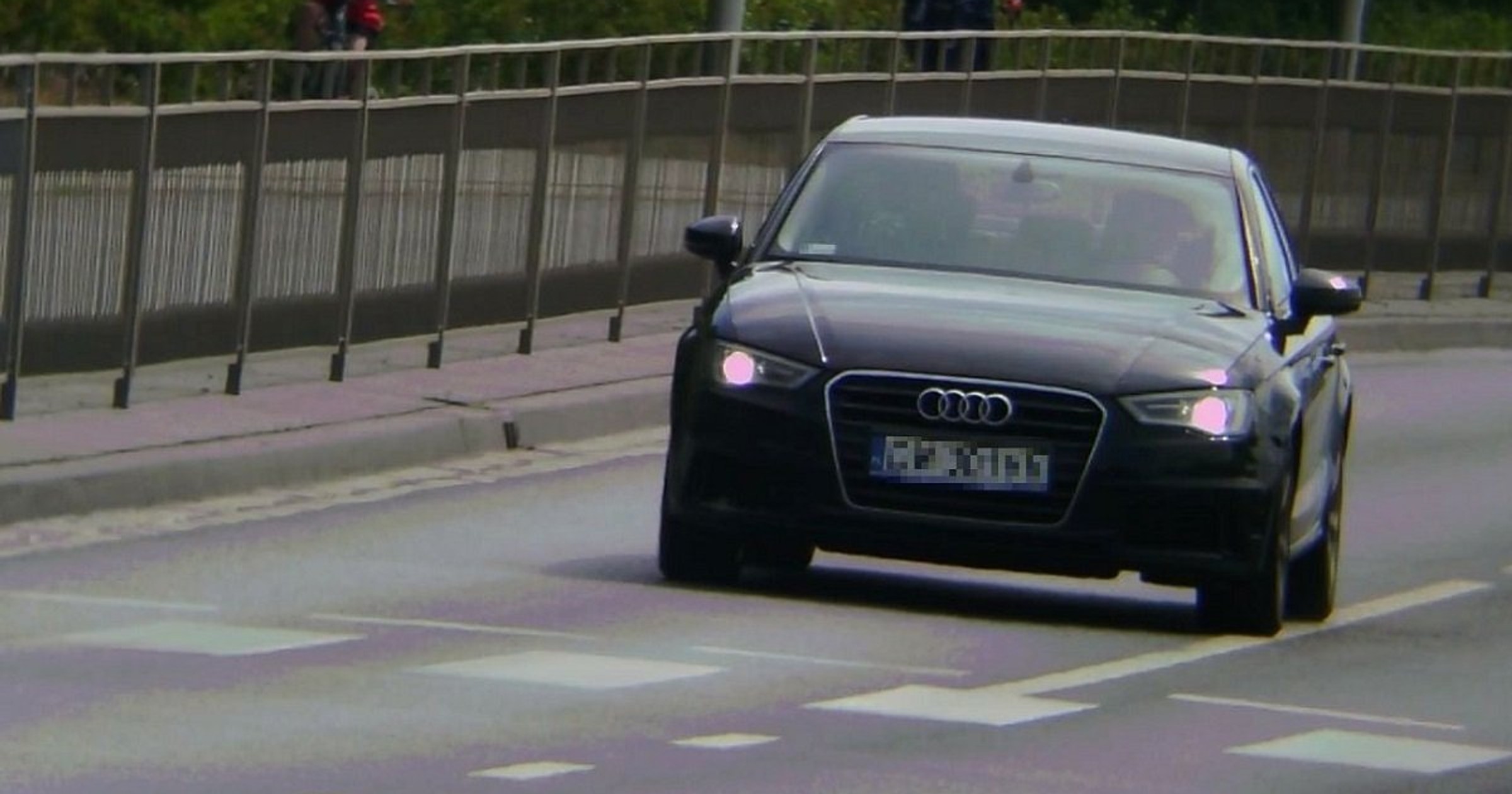 Obraz pochodzący z serwisu https://dolnoslaska.policja.gov.pl/wr1/aktualnosci/biezace-inf/120325,Zatrzymane-prawo-jazdy-mandat-2500-zlotych-i-26-punktow-karnych-to-efekt-policyj.html
