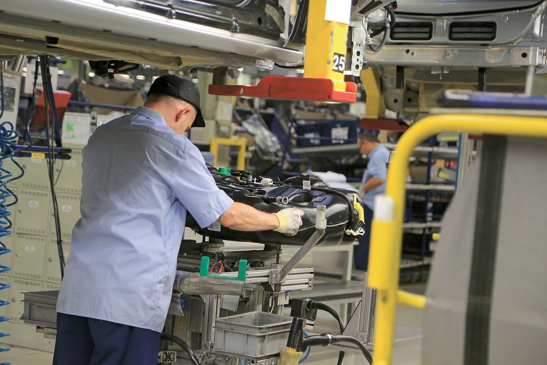 Fabryka Opla w Gliwicach: etapy produkcji Astry na wydziale montażu