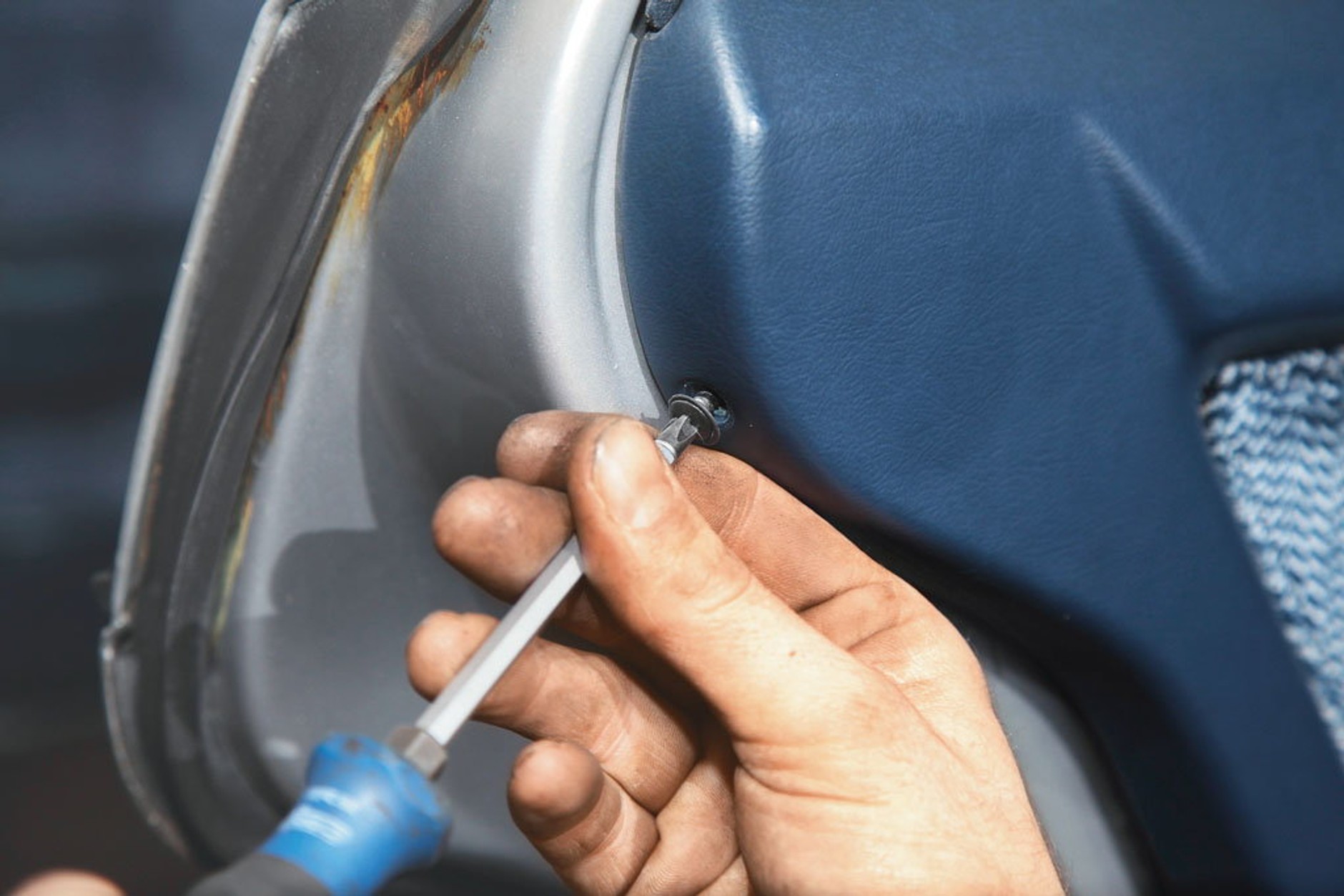 Jak naprawić centralny zamek? Jak dostać się do wnętrza drzwi?