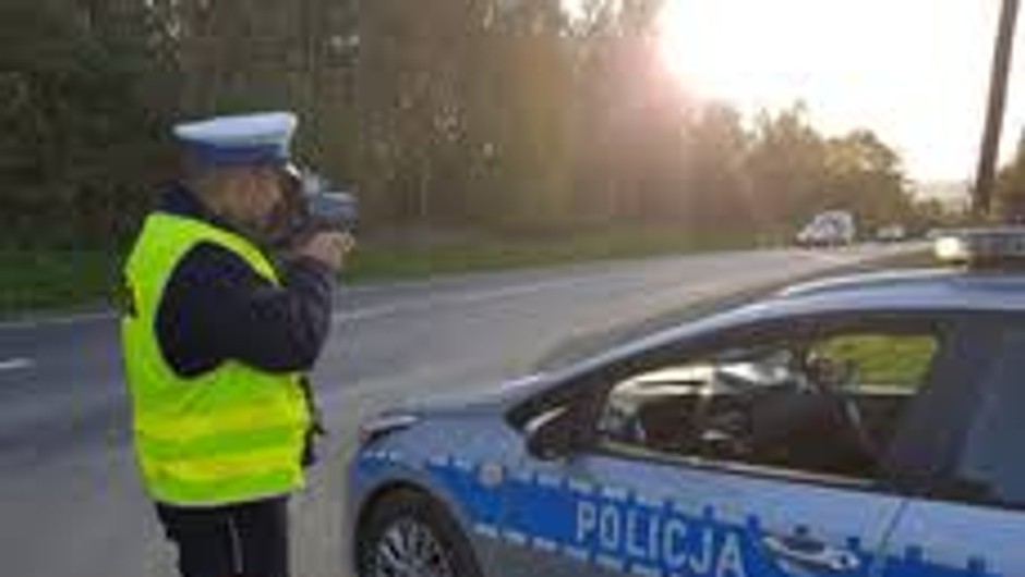 Obraz pochodzący z serwisu https://klodzko.policja.gov.pl/dkl/aktualnosci/bieza/121484,27-LETNI-KIERUJACY-STRACIL-PRAWO-JAZDY-ZA-ZBYT-SZYBKA-JAZDE.html