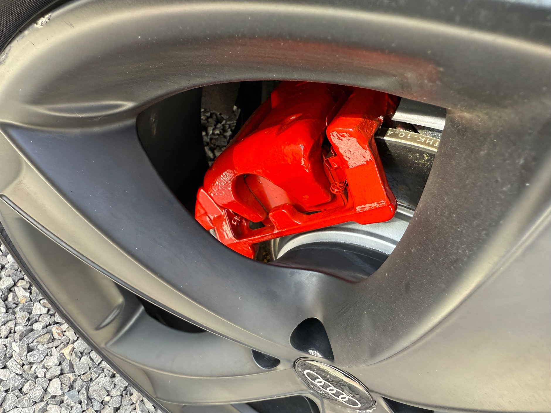 Świeżutko wylakierowane sprejem hamulce – w tym sprężyna zacisku i klocek. Po paru solidnych hamowaniach nie będzie to już tak ładnie wyglądać