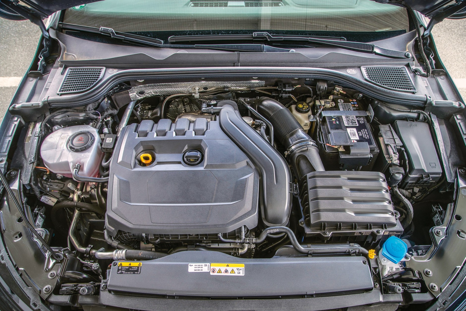 Volkswagen Golf 2022 - ta czterocylindrowa, oszczędna maszyneria o mocy 130 KM ze skrzynią DSG odpowiada za rozpędzenie Golfa do poprzedniego zdjęcia. Niby kultura pracy wyższa od rywala, ale wyciszenie silnika jednak nieco gorsze.