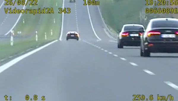 Kierowca Lamborghini "rozwinął skrzydła". Policja złapała go przy niebywałej prędkości [WIDEO]