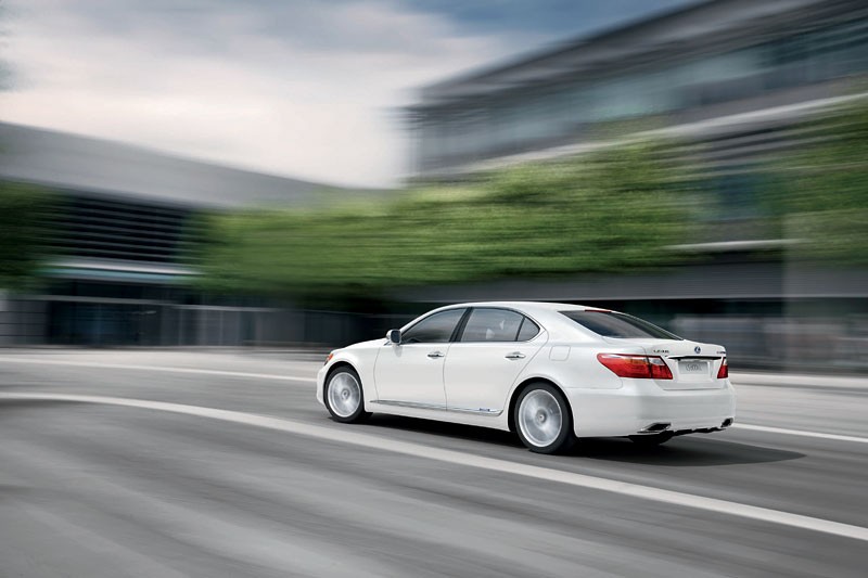Lexus LS 600 h 2010: nowe akumulatory i więcej miejsca w bagażniku