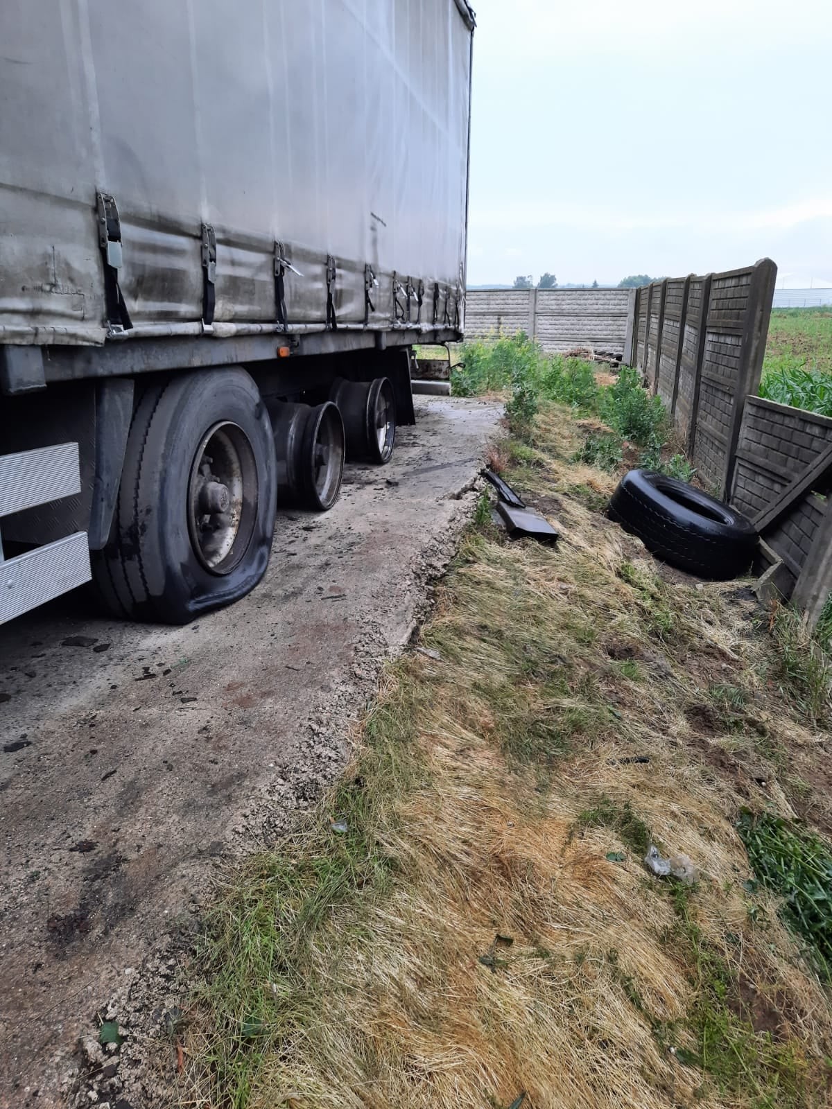 Zniszczenia po uderzeniu pioruna