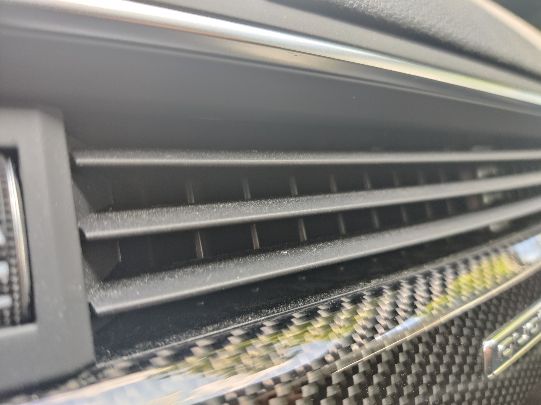 Żółty pył na karoserii i we wnętrzu