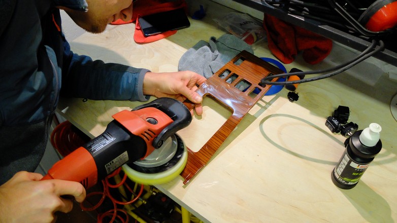 Błyszczące elementy wnętrza, zarówno lakierowane jak i z polerowanego tworzywa, dość łatwo się rysują i stają się brzydkie. Można jednak nad nimi popracować i przywrócić im fabryczny wygląd