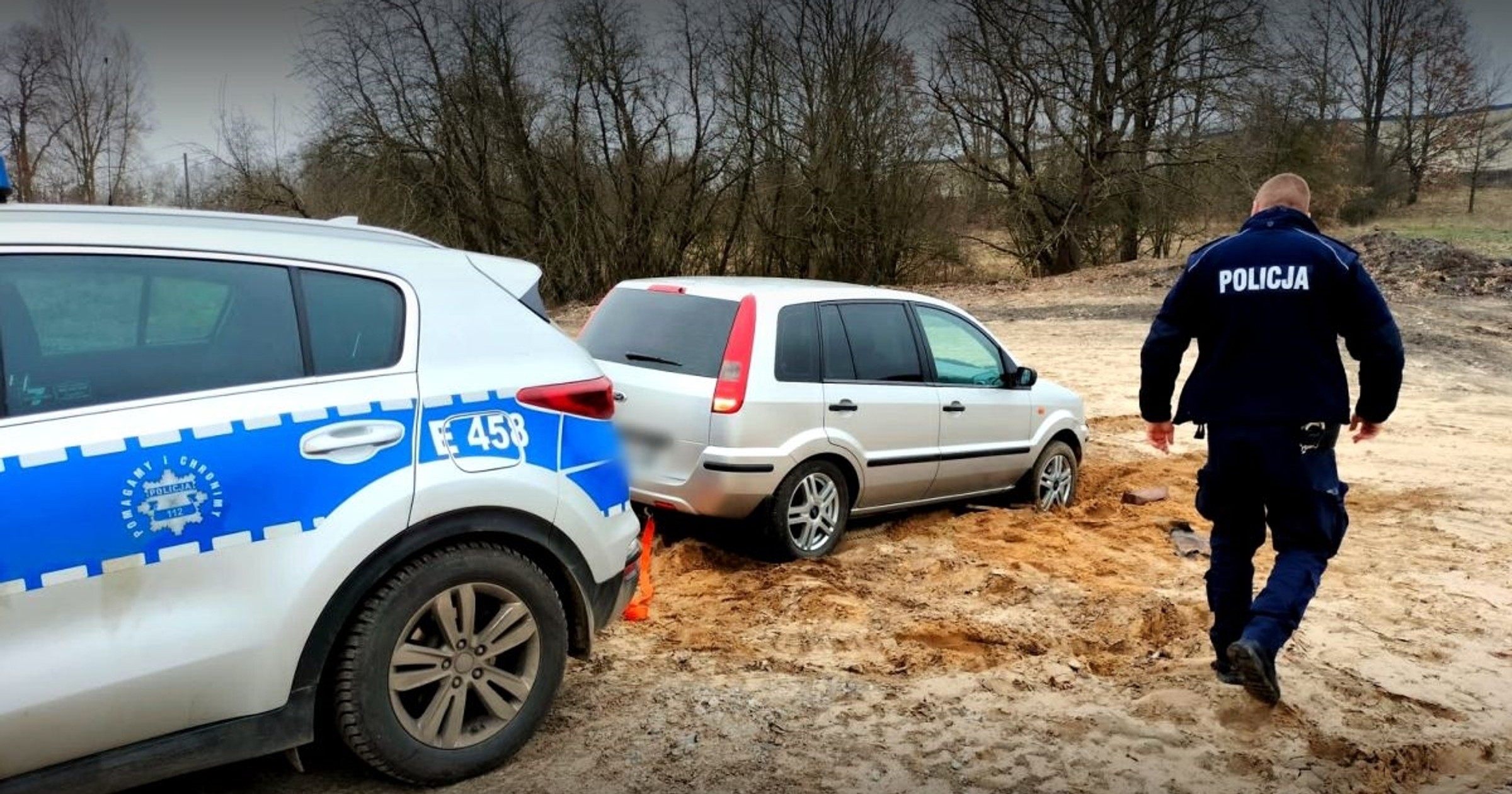 Ugrzązł autem. Policjanci ruszyli na ratunek