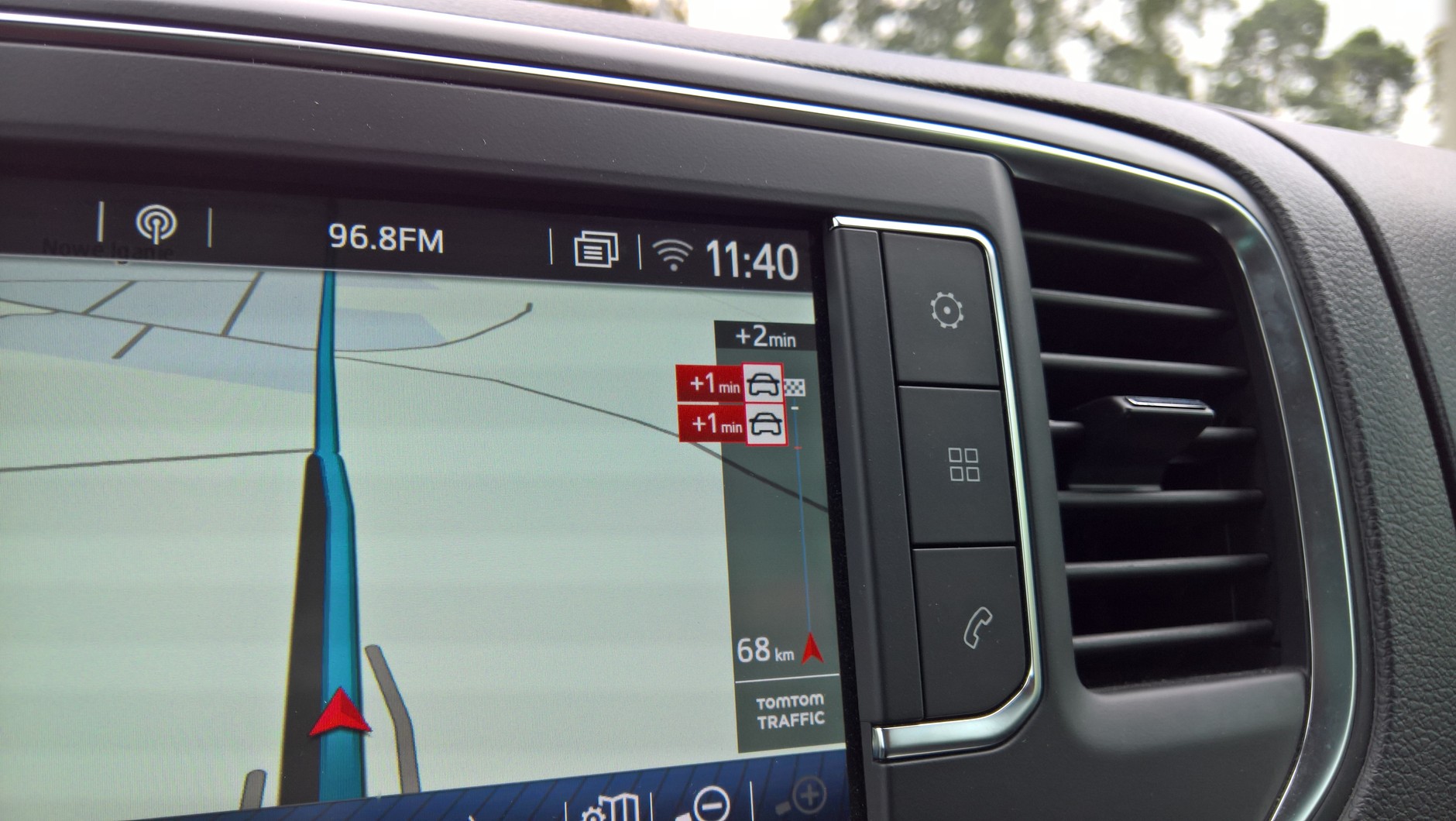 Dane o ruchu drogowym dostarcza TomTom poprzez internet. Na paku zobaczymy informacje o utrudnieniach oraz szacowany czas opóźnienia. Toyota Proace