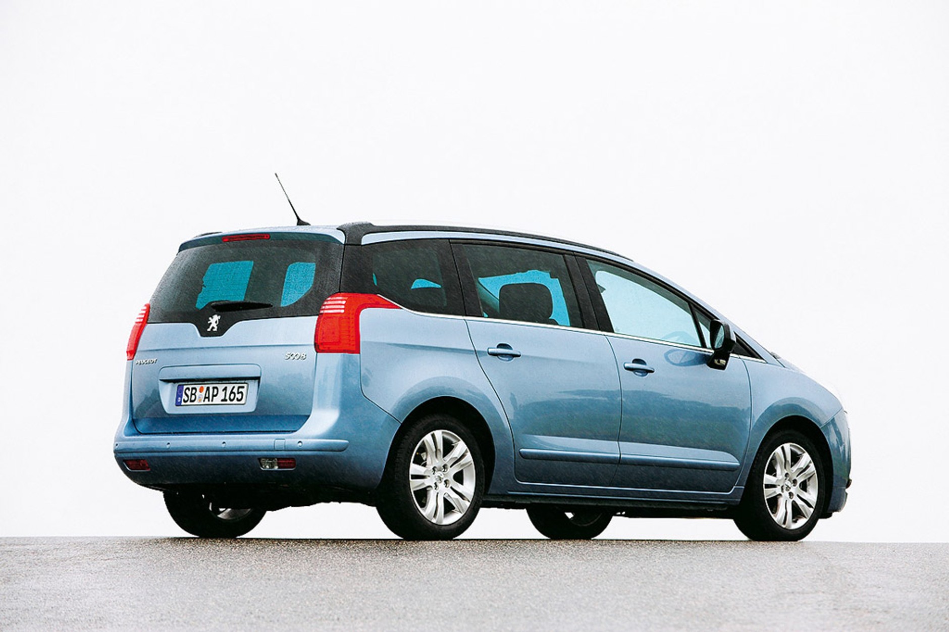 Chevrolet Orlando kontra VW Touran i Peugeot 5008: siedem miejsc na życzenie