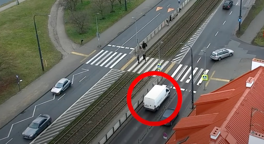 Zachowanie kierowców przed przejściami dla pieszych dokumentują policyjne drony 
