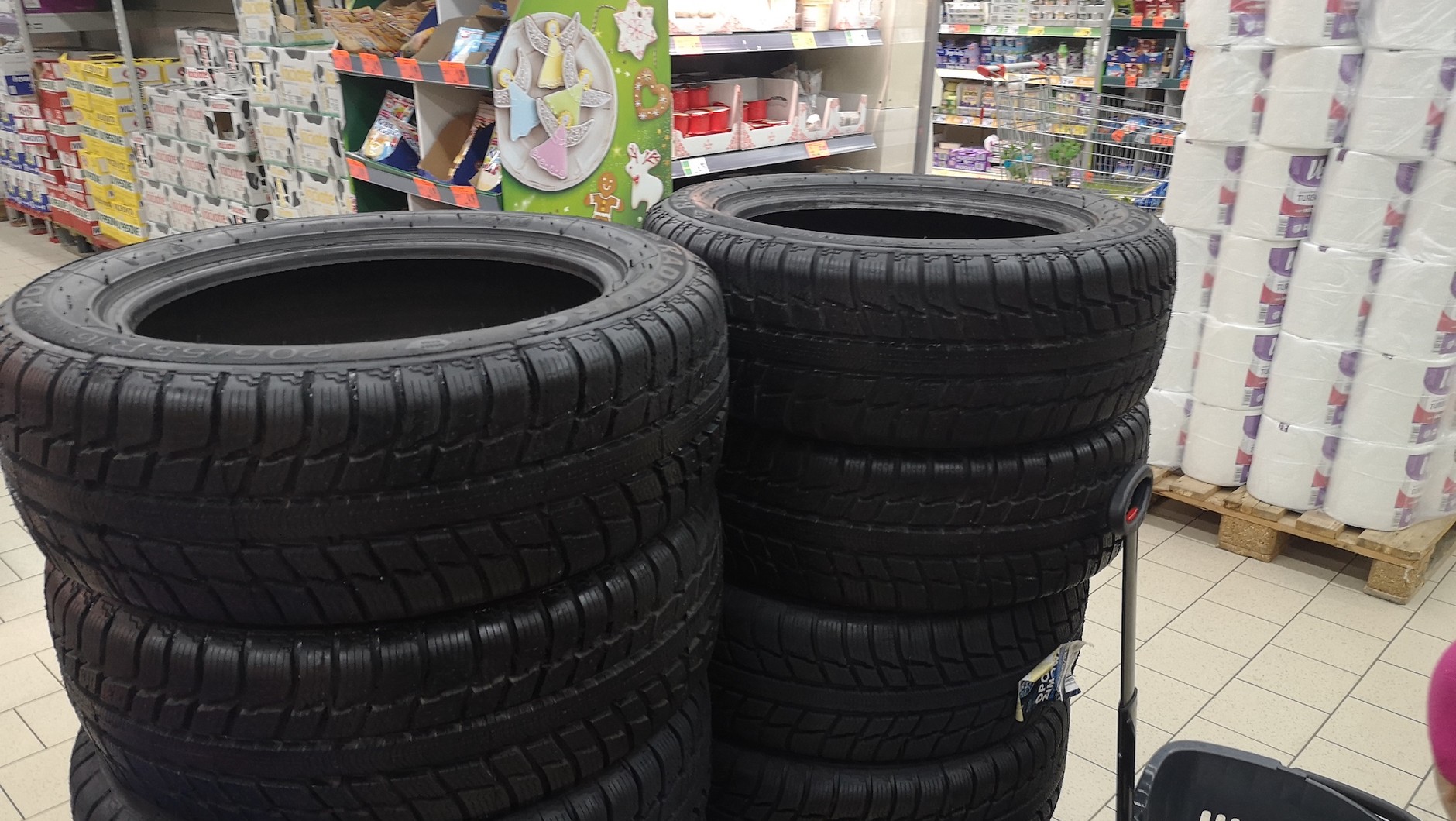 Opony bieżnikowane – od ok. 120 zł za sztukę w rozmiarze 205/55 R16 – są naprawdę tanie i naprawdę... nieprzewidywalne.