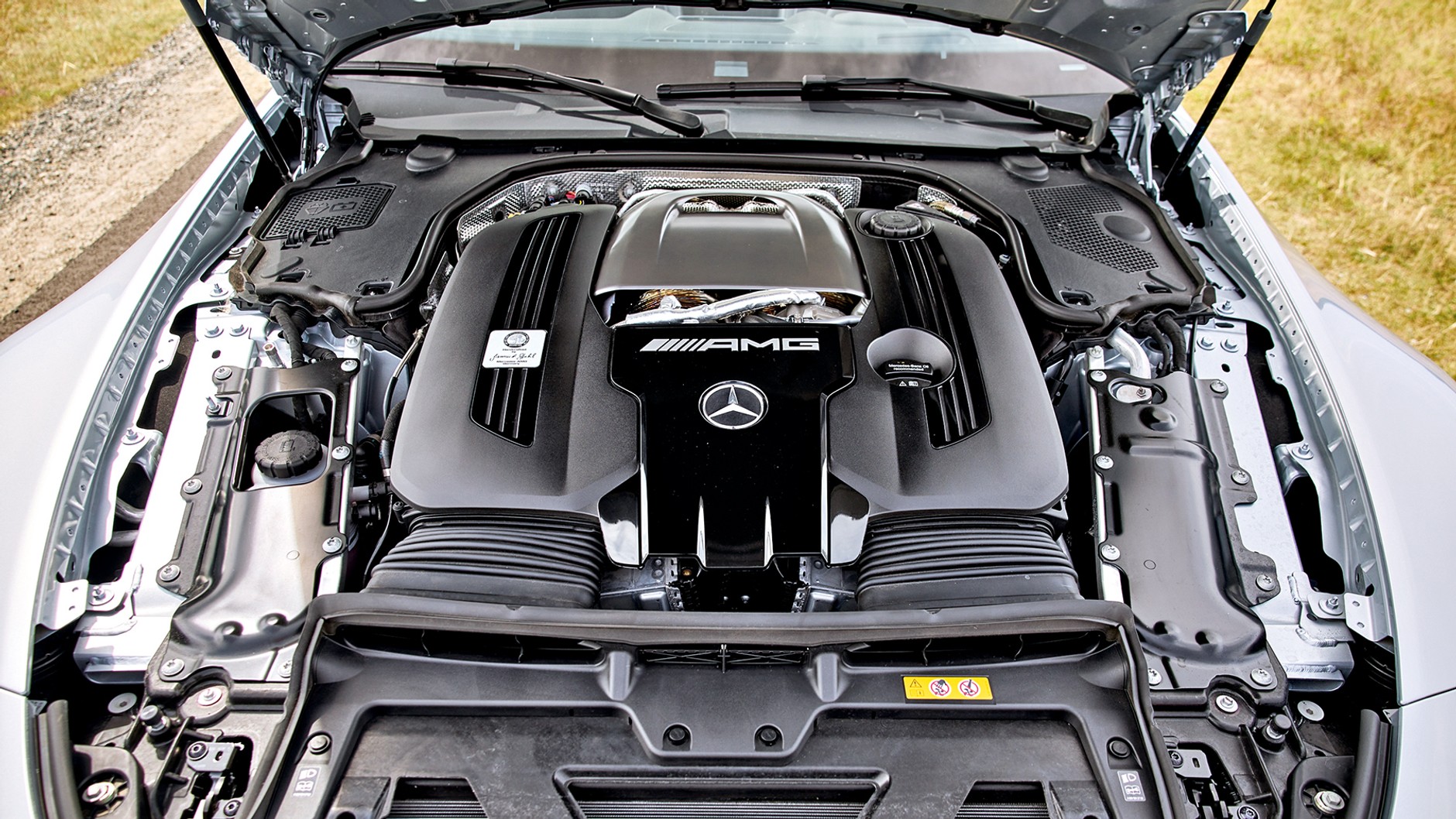 Świetny silnik, po mistrzowsku zmontowany przez Jannicka Stahla (nazwisko umieszczone na plakietce): czterolitrowe V8 biturbo o mocy 585 KM. SL 63 ma aktywne poduszki silnika