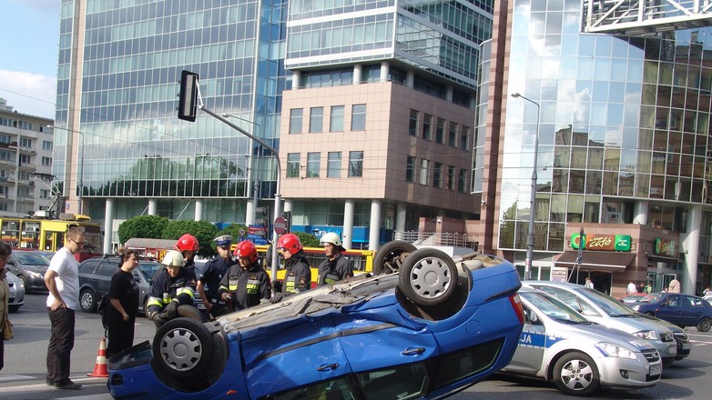 Rozpędzona Fabia wywróciła Focusa