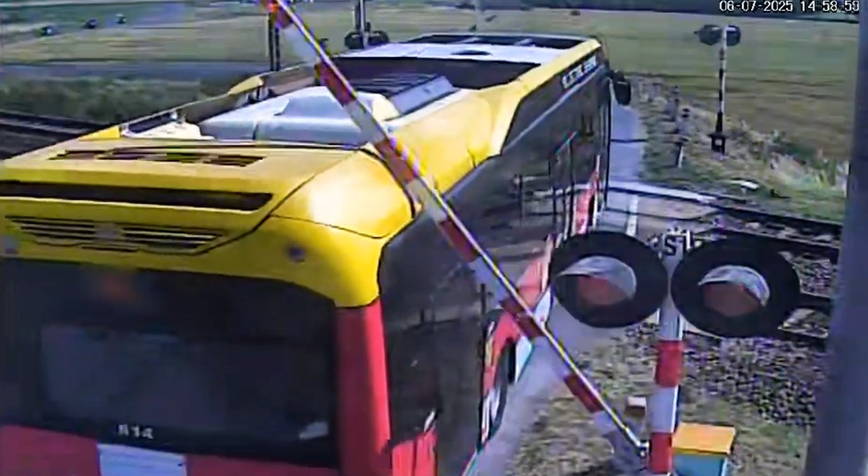 Kierowca autobusu miejskiego wjechał na przejazd w złym momencie. Policjant uznał, że 2000 zł mandatu to za mało. Jest nagranie
