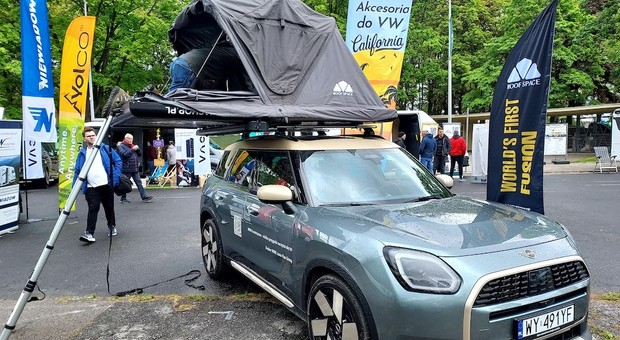 Setki kamperów na warszawskim Służewcu. Odwiedziłem Warsaw Caravaning Festival