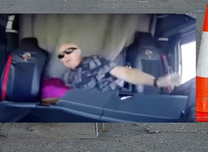 TIR dachował na prostej drodze, bo... kierowca sięgał po coś z kanapy [Nagranie]