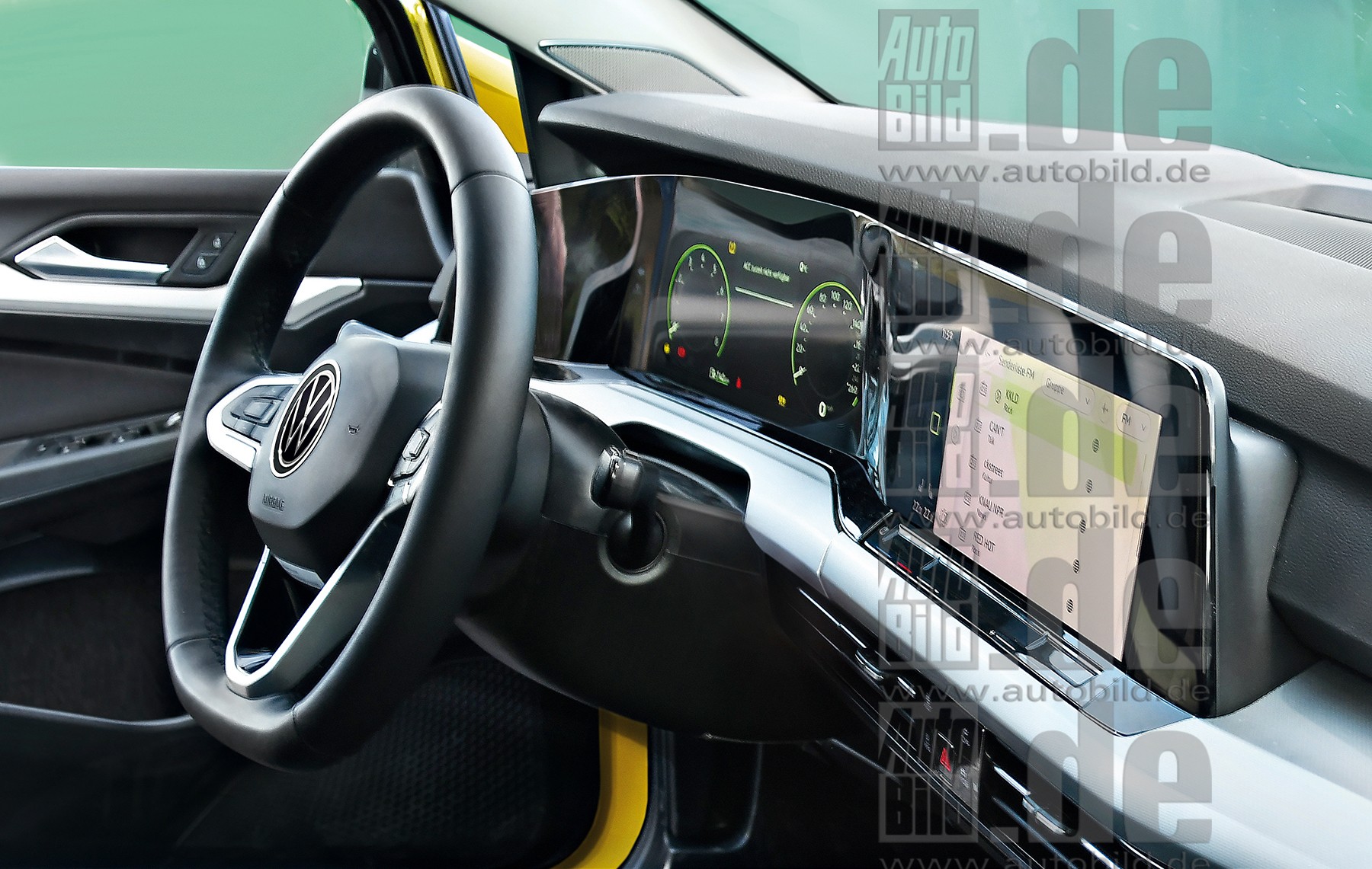 Kokpit Volkswagena Golfa VIII: to nie jest ilustracja komputerowa, lecz zdjęcie zrobione w prototypie nowego Golfa. Duże ekrany przypominają te z kokpitu Mercedesa klasy A