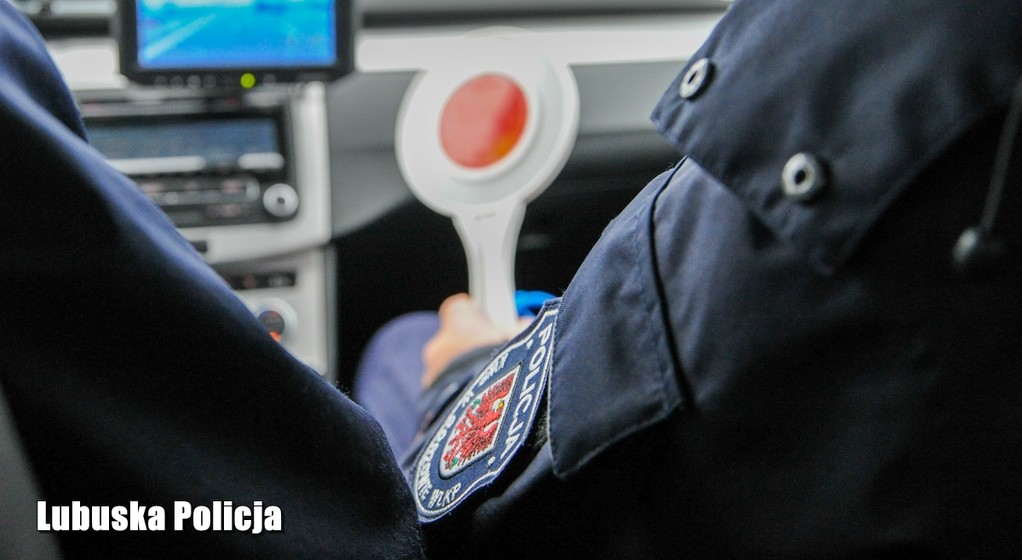 Policja ostrzega: nadmierna prędkość grozi wypadkiem na mokrej jezdni