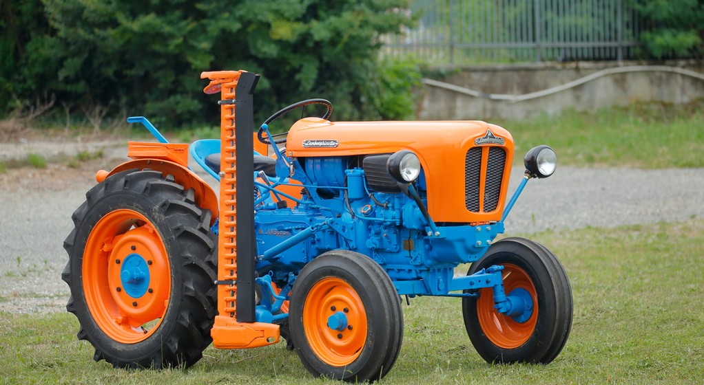 Odrestaurowany traktor jednego z dzisiejszych producentów samochodów