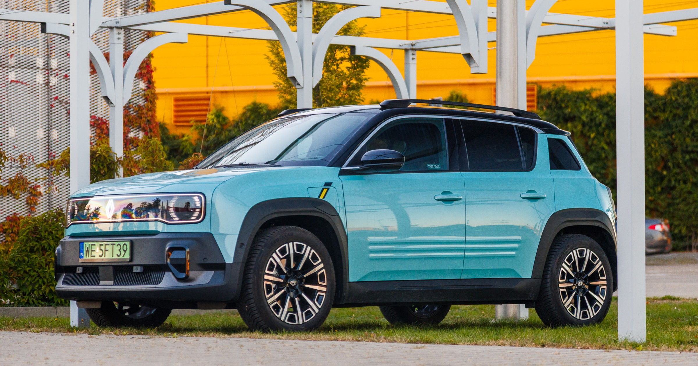 Renault 4 E-Tech Electric to świetny towarzysz w miejskiej dżungli. Ma wady, ale zalet jest znacznie więcej