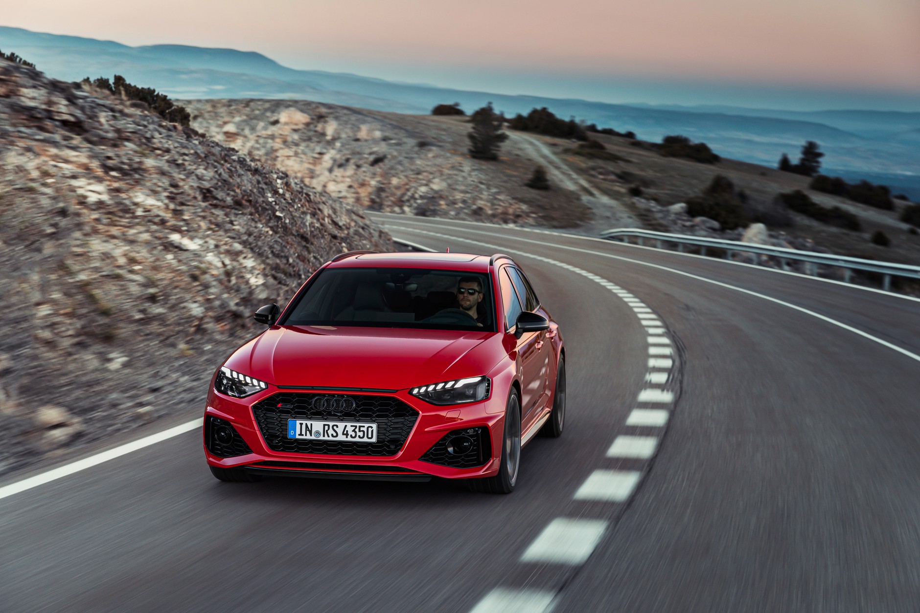 Nowe Audi RS 4 Avant – szybsze i naszpikowane nową elektroniką