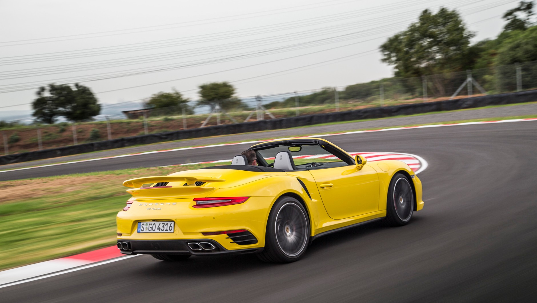 Porsche 911 Turbo Cabriolet: Ma wygląd i świetne osiągi