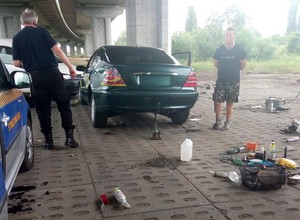 Warsztat blacharsko-lakierniczy "pod chmurką", a właściwie pod mostem