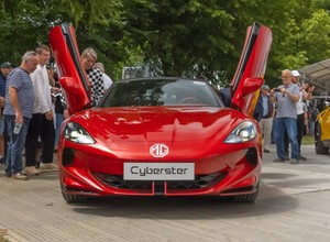 Do Polski wjeżdża roadster z Chin. Ma podnoszone do góry drzwi i ponad 500 KM. Znamy ceny