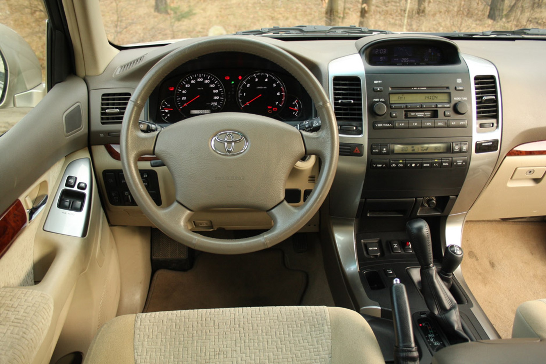 Czy Toyota Land Cruiser 120 ma same zalety?