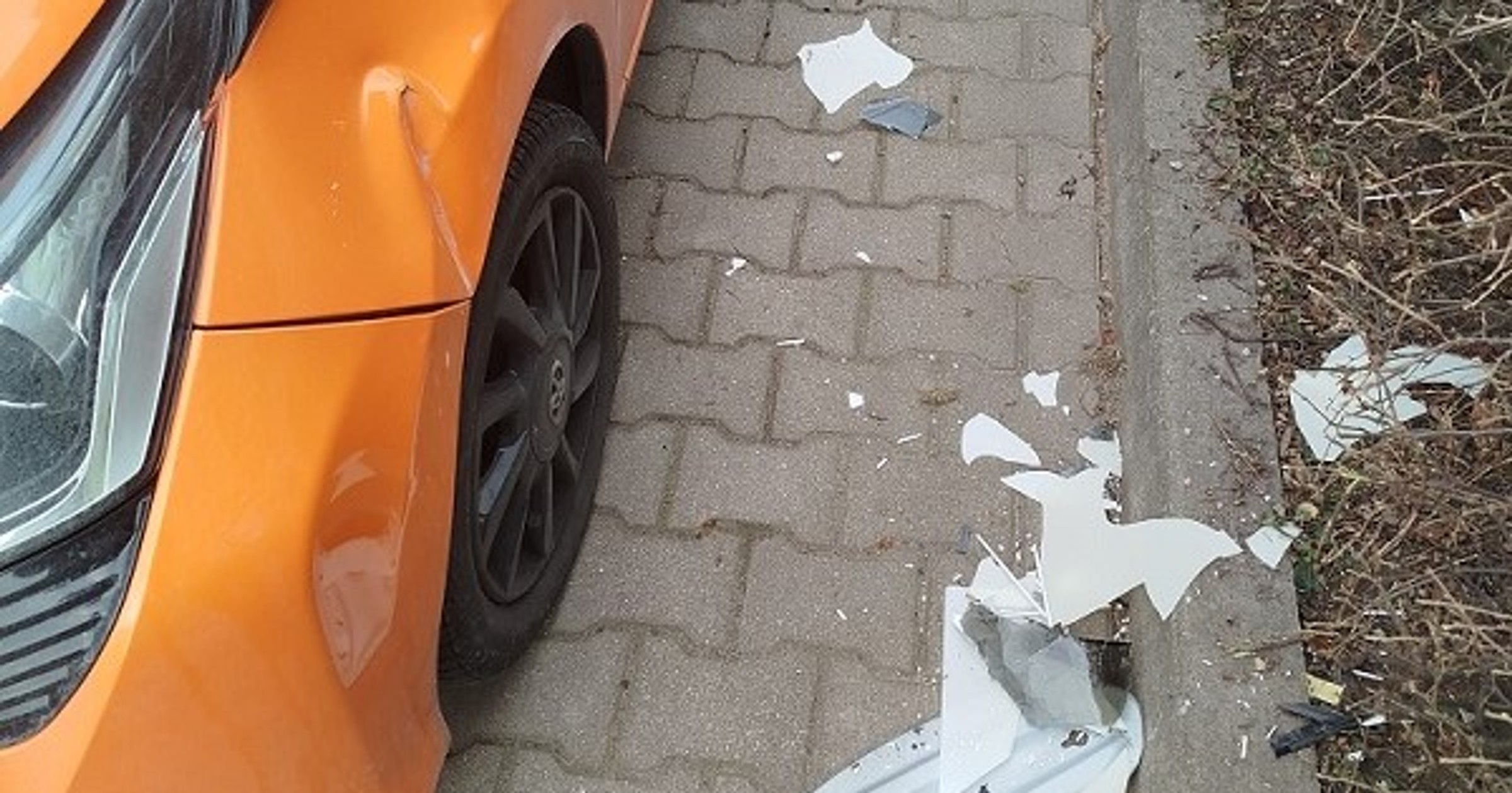 Wyrzucił telewizor na zaparkowany samochód