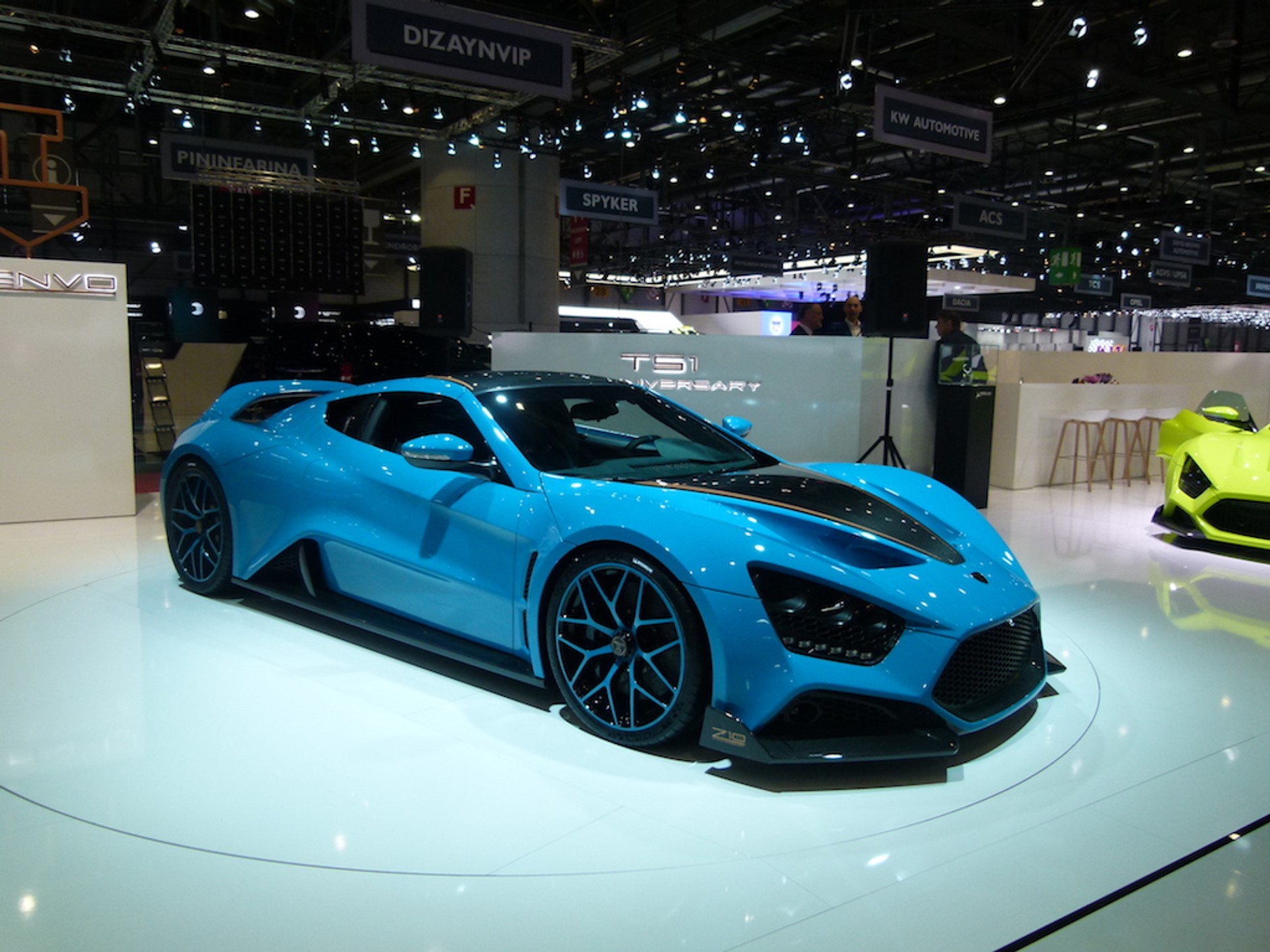 Superauta na salonie w Genewie