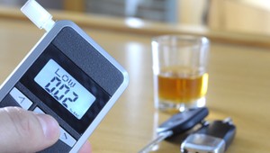 Wyjaśniamy, jak długo alkohol jest w organizmie. Ile trzeba poczekać, by nie zostać przestępcą po Sylwestrze?