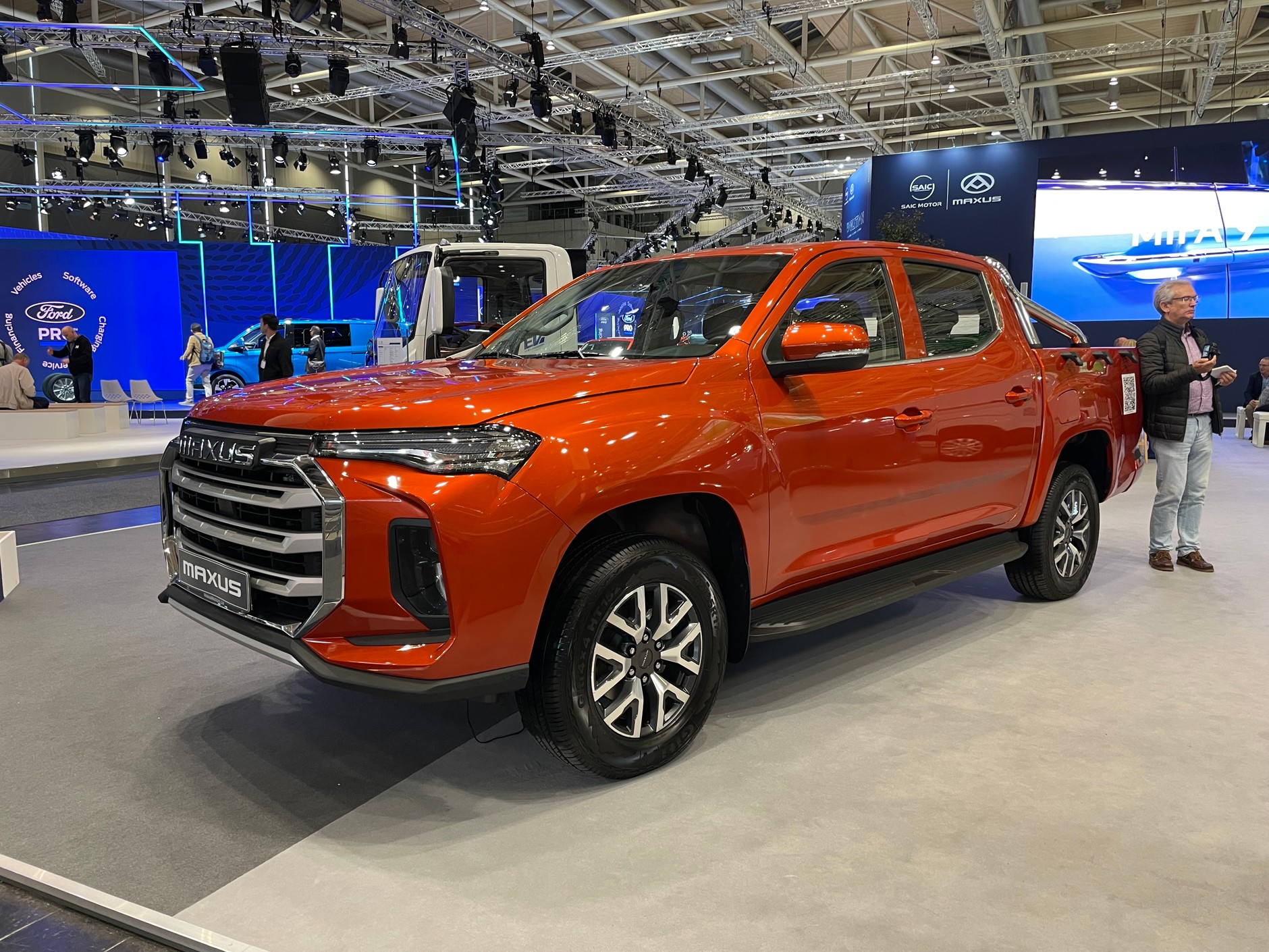 A to Maxus eT90, elektryczny pikap z Chin.