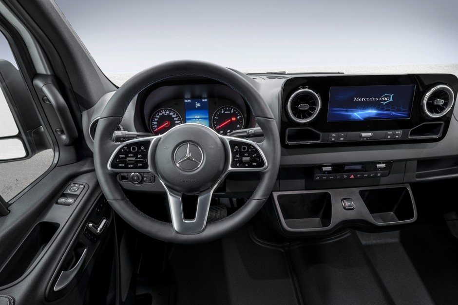 Mercedes chwali się, że schowki projektowano m.in. z uwzględnieniem miejsc na smartfony kierowcy i pasażera. Będzie ładowanie indukcyjne. Na zdjęciu najdroższa wersja z ekranem dotykowym. Mercedes Sprinter