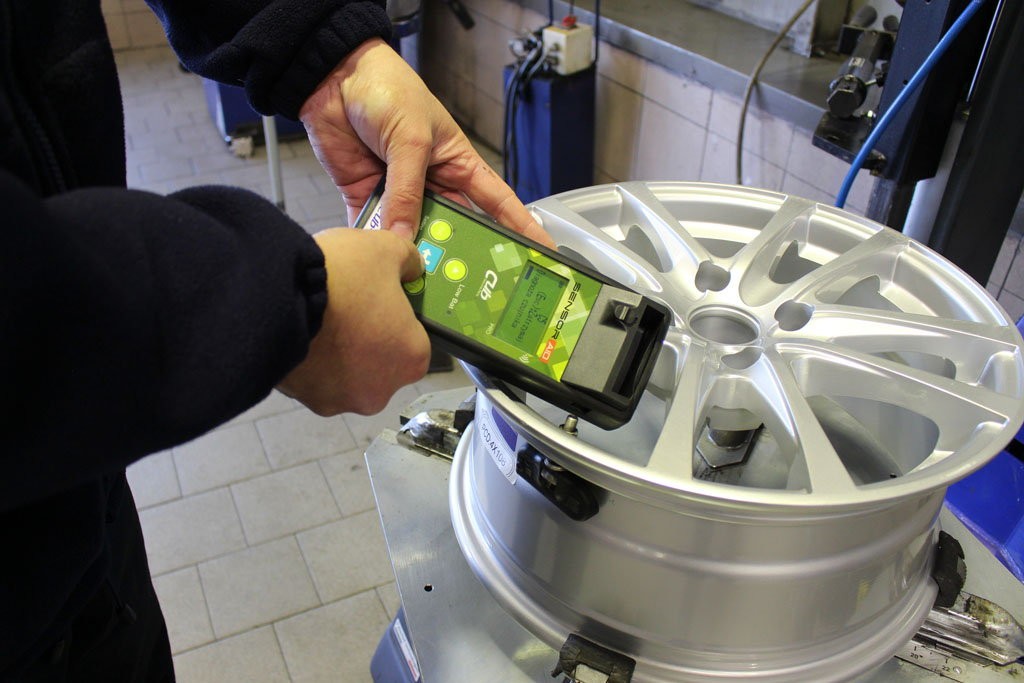 Przez system kontroli ciśnienia w oponach TPMS obsługa ogumienia robi się droższa, bo wymaga dodatkowego sprzętu