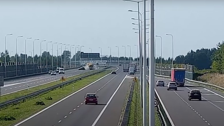 Zatrzymał się na środku ekspresówki