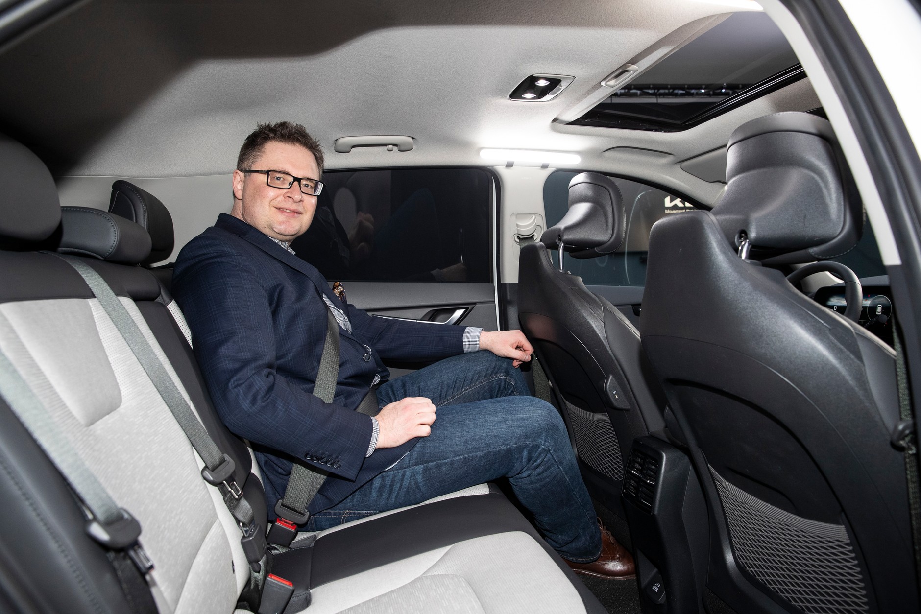 Kia Niro II zachwyca przestronnością, zwłaszcza na tylnej kanapie.