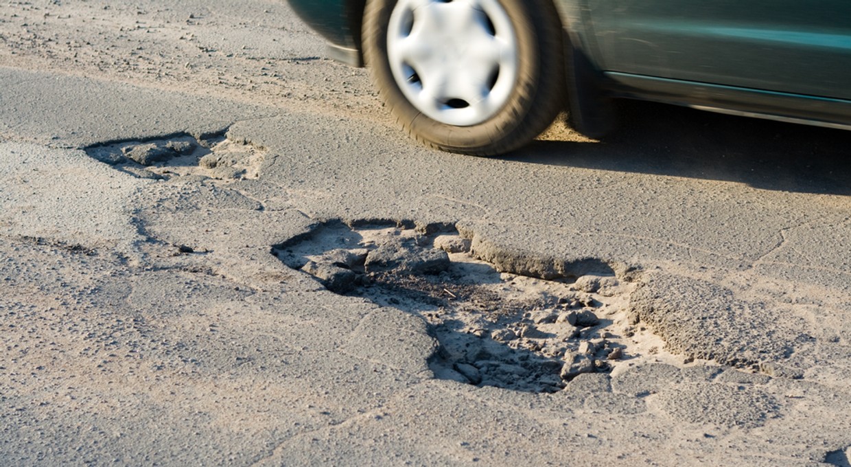 Jak uzyskać odszkodowanie za uszkodzenie auta na dziurawej drodze?