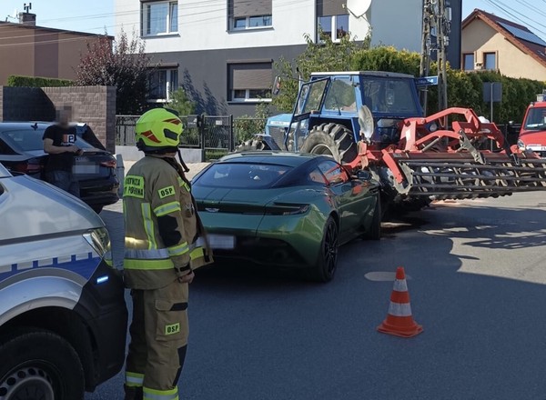 Luksusowy Aston Martin zderzył się z ciągnikiem. Niecodzienna kolizja na Śląsku