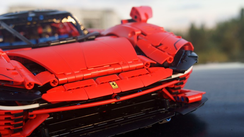 Ferrari Daytona SP3 w skali 1:8 z klocków LEGO